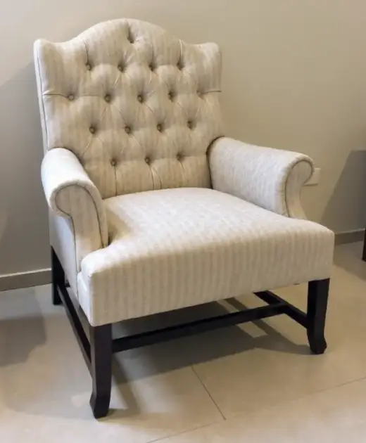 A luxurious tufted armchair with cream fabric upholstery, highlighting expert craftsmanship and attention to detail by Home Decor Bahrain. Perfect for living rooms or reading nooks. Image file name: Why-Choose-Home-Decor-Bahrain-for-Upholstery